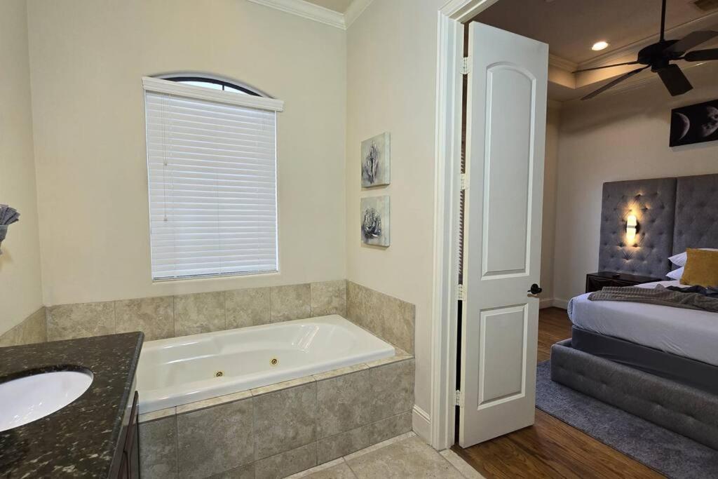 Modern Galleria Gem Private Jacuzzi 3 Br Houston Exteriér fotografie